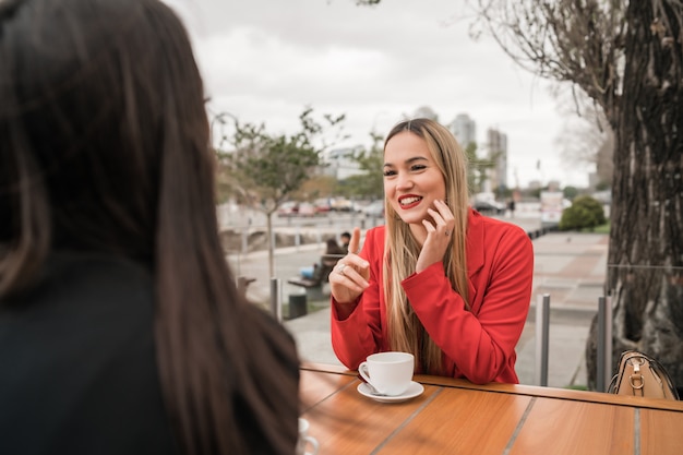 Deux jeunes amis au café.