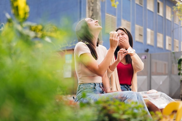 Deux jeunes amis rient et s'amusent