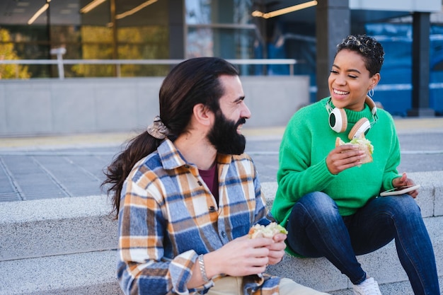 Deux jeunes amis s'amusant avec une conversation en plein air et un style de vie