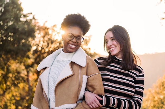 Photo deux jeunes amis souriant heureux dans la nature