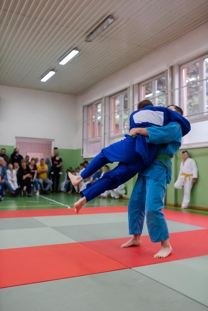 Deux jeunes athlètes montrent leurs talents de judo devant les entraîneurs