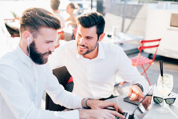 Deux jeunes bel homme d&#39;affaires moderne