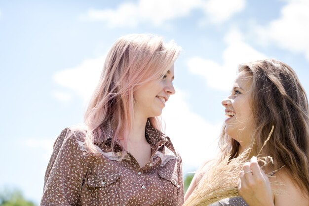 Deux jeunes belles filles gaies