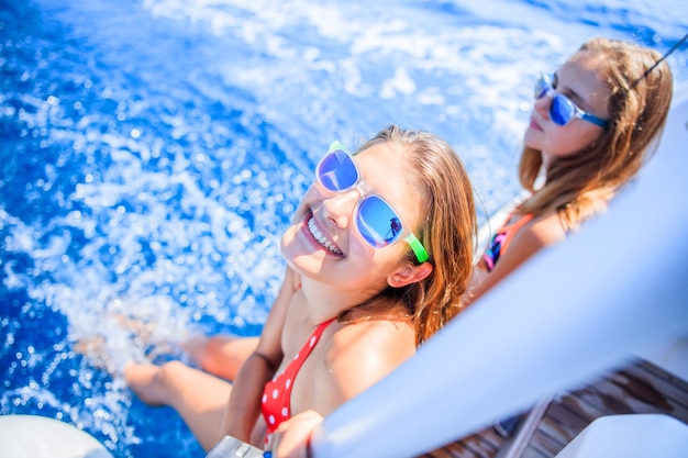 Deux jeunes belles filles se détendre sur un yacht en Grèce