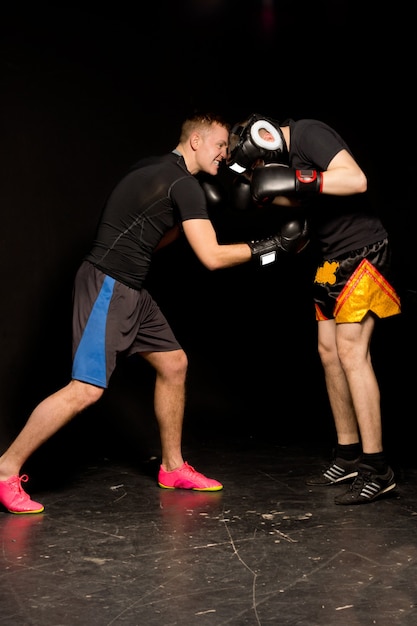 Deux jeunes boxeurs s'entraînant sur le ring