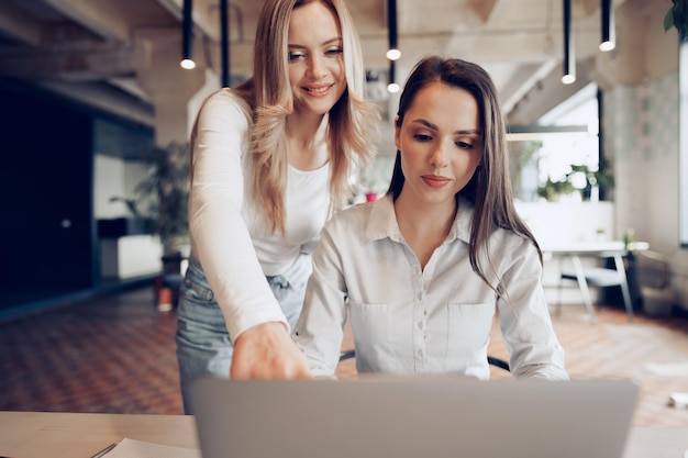 Deux jeunes collègues discutant ensemble d'un projet d'entreprise au bureau