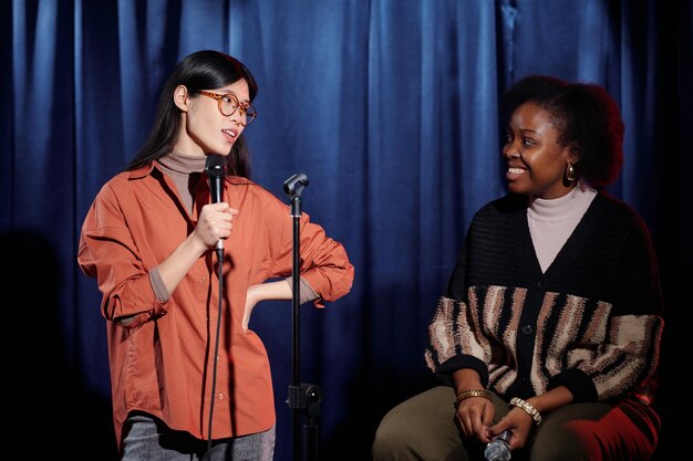 Photo deux jeunes comédiens interculturels