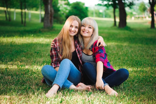 Deux jeunes copines assis ensemble et s'amuser