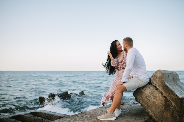 Deux jeunes couples assis sur la plage