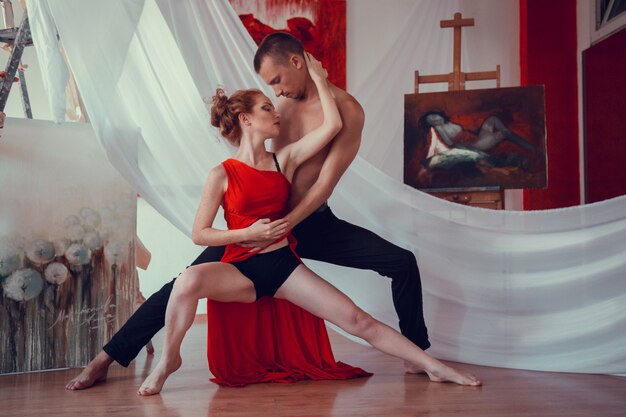 Deux jeunes danseurs modernes montrent des techniques contemporaines