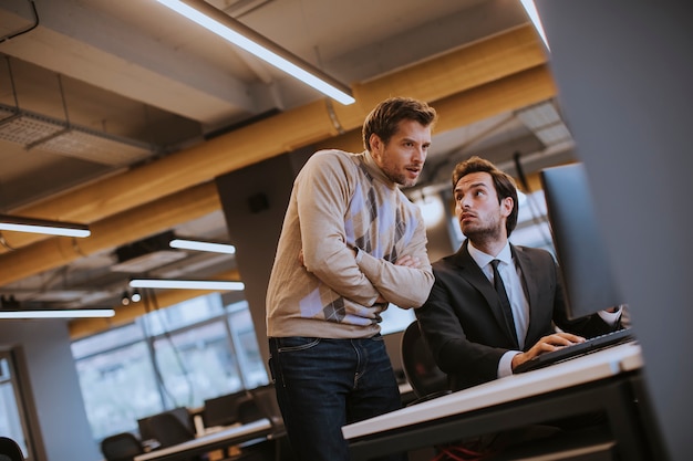 Deux jeunes employés travaillant au bureau