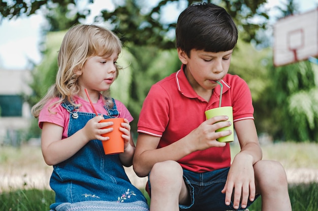 Deux jeunes enfants bénéficiant d'une boisson saine