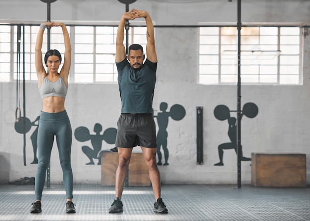 Deux jeunes entraîneurs en forme faisant un exercice d'entraînement complet du corps ou une routine d'échauffement pendant la journée avec espace de copie