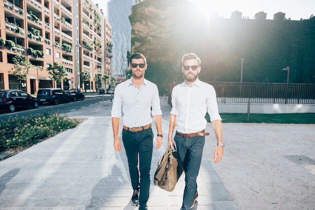 Deux jeunes entrepreneurs barbu blonde et cheveux noirs