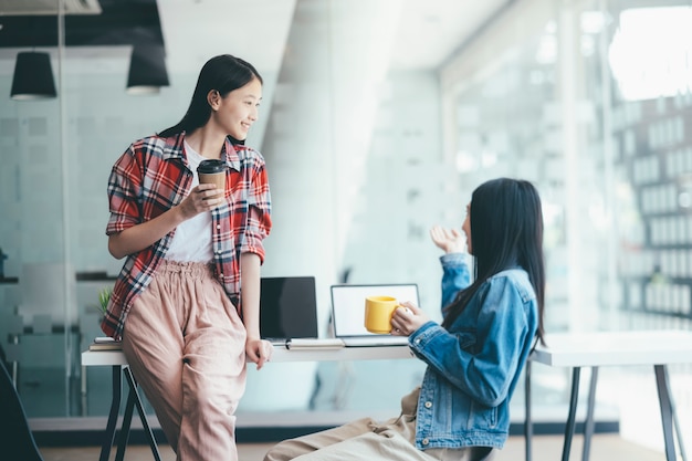 Deux jeunes entrepreneurs occasionnels en pause.