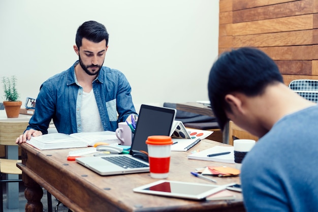 Deux jeunes entrepreneurs préparent leur nouveau projet d'entreprise dans un espace de coworking moderne