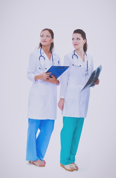 Deux jeunes femme médecin debout à l'hôpital