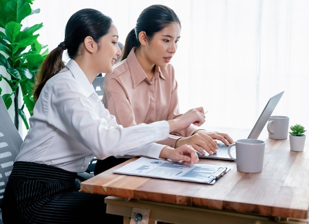 Deux jeunes femmes d'affaires travaillent ensemble dans un espace de travail de bureau