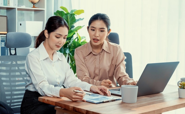 Deux jeunes femmes d'affaires travaillent ensemble dans un espace de travail de bureau