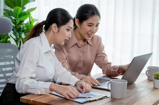 Deux jeunes femmes d'affaires travaillent ensemble dans un espace de travail de bureau