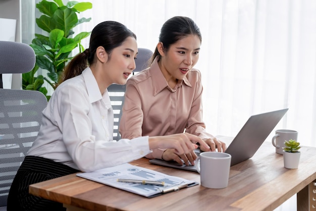 Deux jeunes femmes d'affaires travaillent ensemble dans un espace de travail de bureau