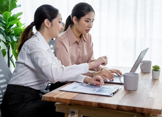 Deux jeunes femmes d'affaires travaillent ensemble dans un espace de travail de bureau