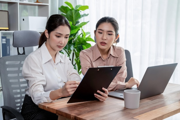 Deux jeunes femmes d'affaires travaillent ensemble dans un espace de travail de bureau