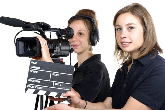 Deux jeunes femmes avec une caméra vidéo