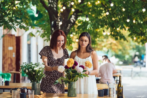 Deux jeunes femmes composent un beau bouquet festif