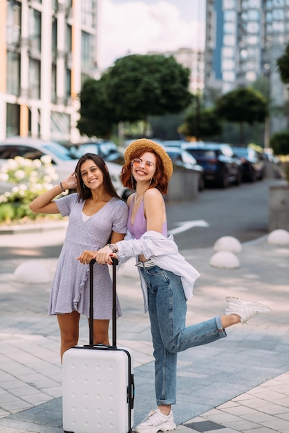 Deux jeunes femmes dans la rue de la ville