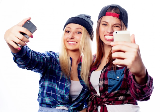 Deux jeunes femmes drôles