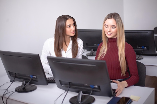 Deux jeunes femmes entrepreneures travailleuses travaillant ensemble