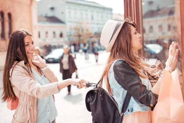 Deux jeunes femmes faisant du shopping