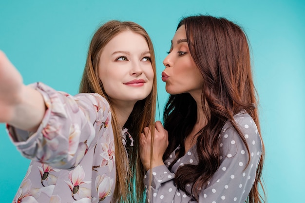 Deux jeunes femmes faisant selfie