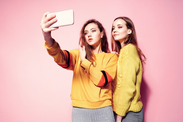 Deux jeunes femmes gaies parler selfie