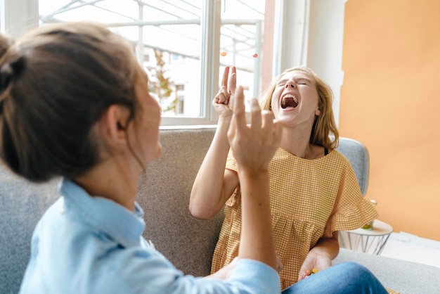 Deux jeunes femmes insouciantes assises sur un canapé