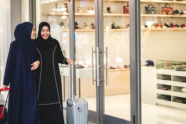 Deux jeunes femmes musulmanes profitant du shopping et s'amusant