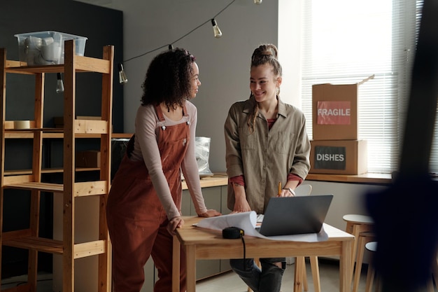 Photo deux jeunes femmes ont une réunion de travail.