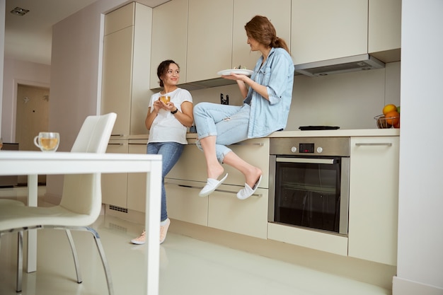 Deux jeunes femmes passent le week-end avec plaisir