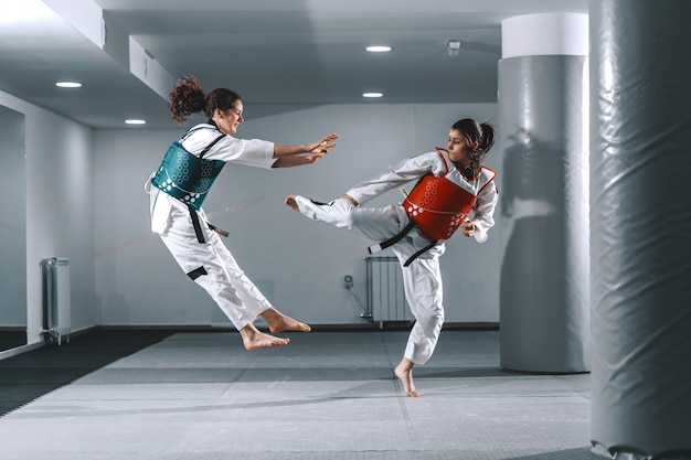 Deux jeunes femmes pratiquant le taekwondo.