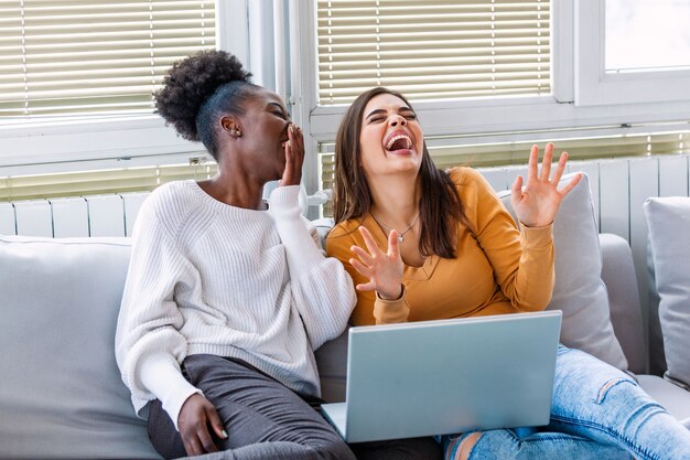 Deux jeunes femmes regardant un film à la maison