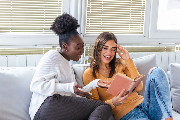 Deux jeunes femmes s'amusant à la maison