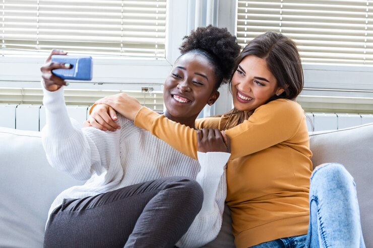 Photo deux jeunes femmes s'amusant à la maison