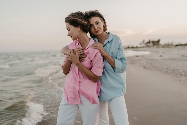 Deux jeunes femmes s'amusant sur la plage