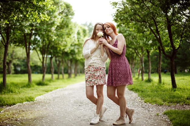 Deux jeunes femmes séduisantes en été