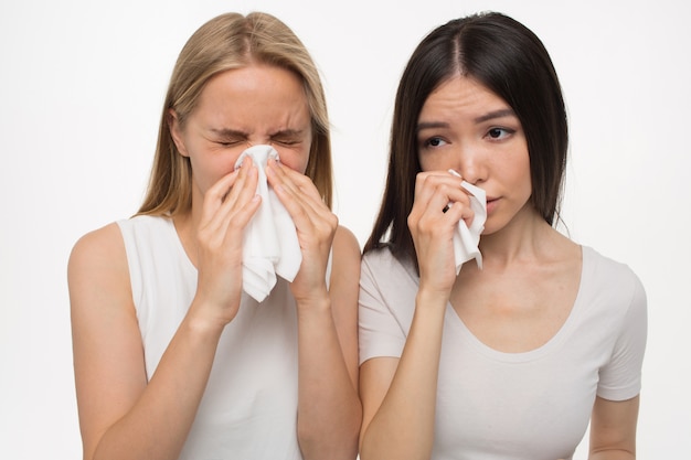 Deux jeunes femmes tristes pleurent