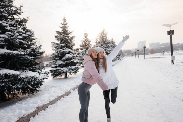 Deux jeunes filles athlétiques marchant et faisant du sport par une journée d'hiver ensoleillée. Un mode de vie sain.