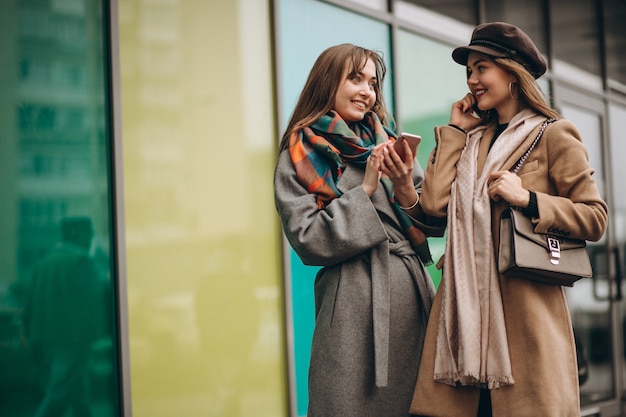 Deux jeunes filles font du shopping dans une journée d&#39;automne