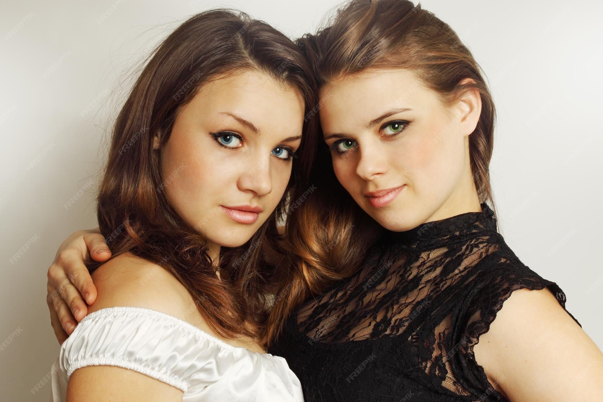 Deux Jeunes Filles S'embrassent Tendrement | Photo Premium