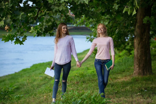 Deux jeunes filles se tiennent la main